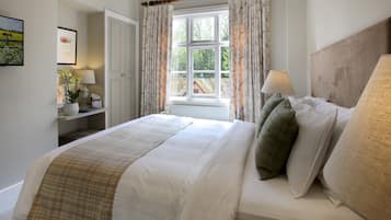 Standard Double or Twin Room | Individually decorated, individually furnished, desk, iron/ironing board
