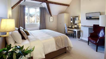 Suite junior | Decoración personalizada, muebles diferentes y escritorio