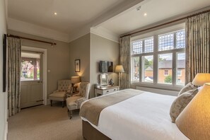 Dihias secara berasingan, dilengkapkan perabot secara berasingan, meja