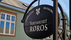 A sign for 'Vertshuset Roros' restaurant with a clear view of the building's exterior. - Vertshuset Røros (Roros)