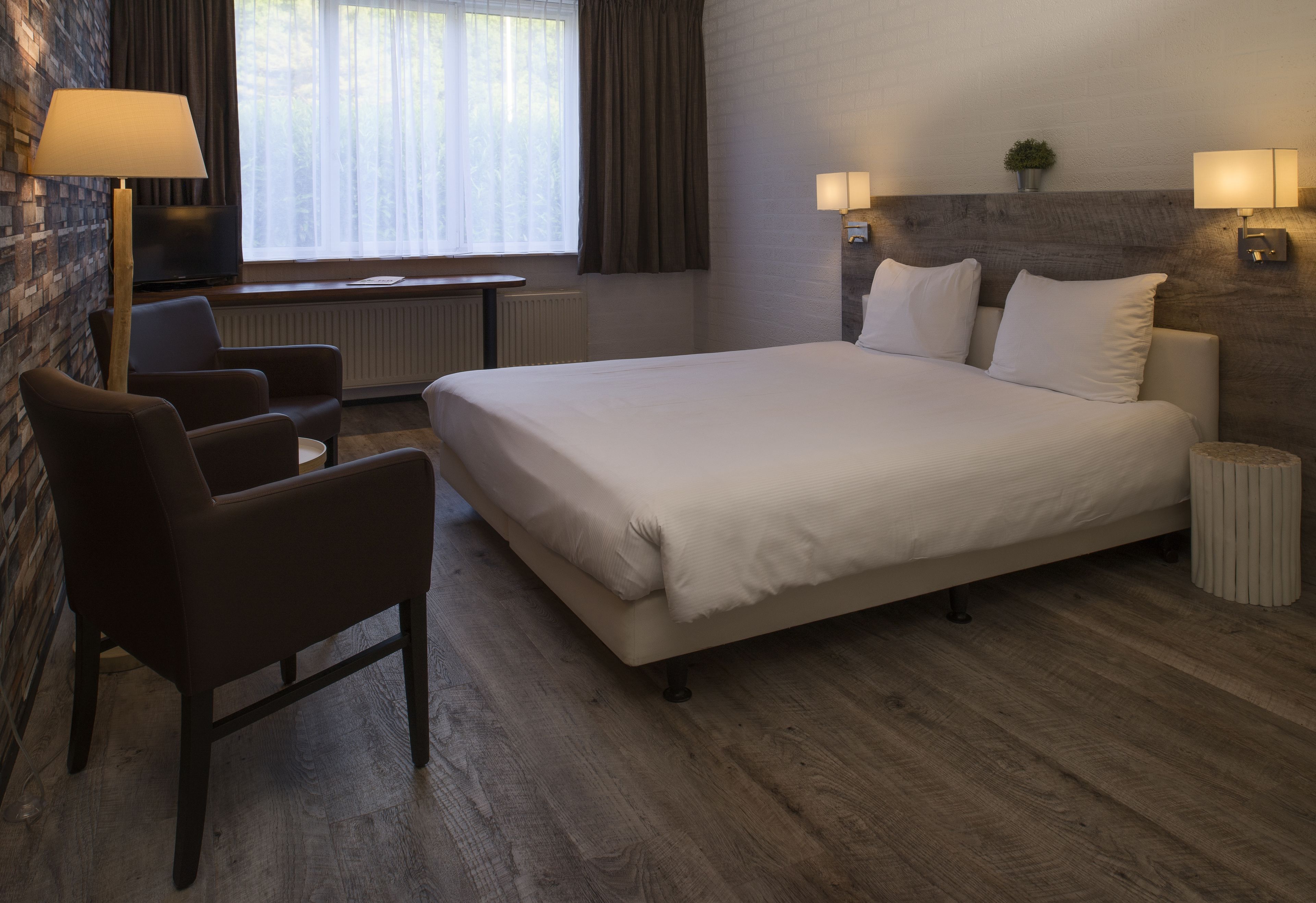 double or twin room | 1 bedroom, pillow-top beds, individually furnished, desk