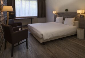 Colchones con pillow-top, muebles diferentes y escritorio 