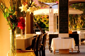 DĂźner, souper et brunch servis sur place, vue sur la piscine