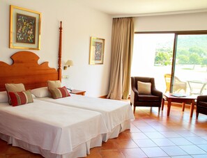 Family Double Room, Terrace | Minibar, in-room safe, desk, iron/ironing board - Hotel Golf Santa Ponsa (Calvia)