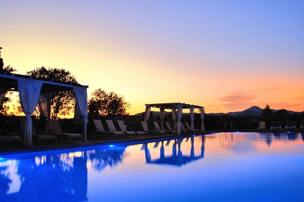 Seasonal outdoor pool, pool umbrellas, sun loungers - Hotel Golf Santa Ponsa (Calvia)