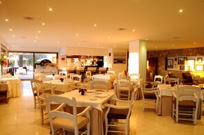 DĂźner, souper et brunch servis sur place, vue sur la piscine
