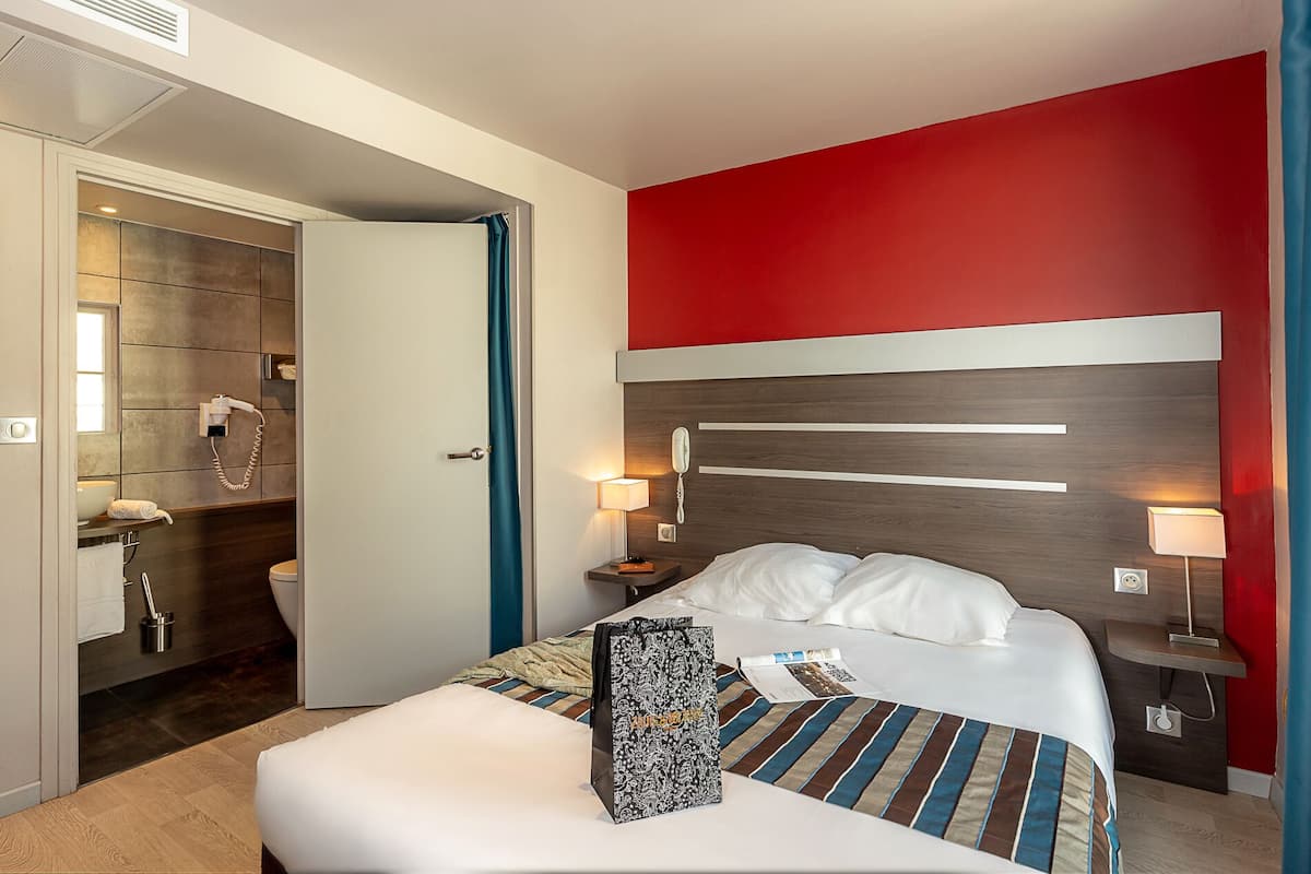 In-room safe, desk, laptop workspace, blackout drapes