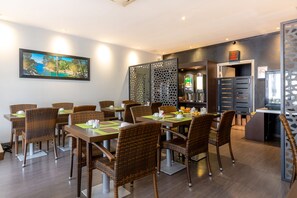 Petit déjeuner buffet (9.5 EUR par personne)