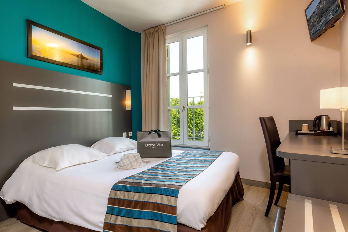 Standard Double Room | In-room safe, desk, laptop workspace, blackout drapes