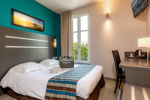 In-room safe, desk, blackout curtains, soundproofing - Terminus Saint Charles (Marseille)