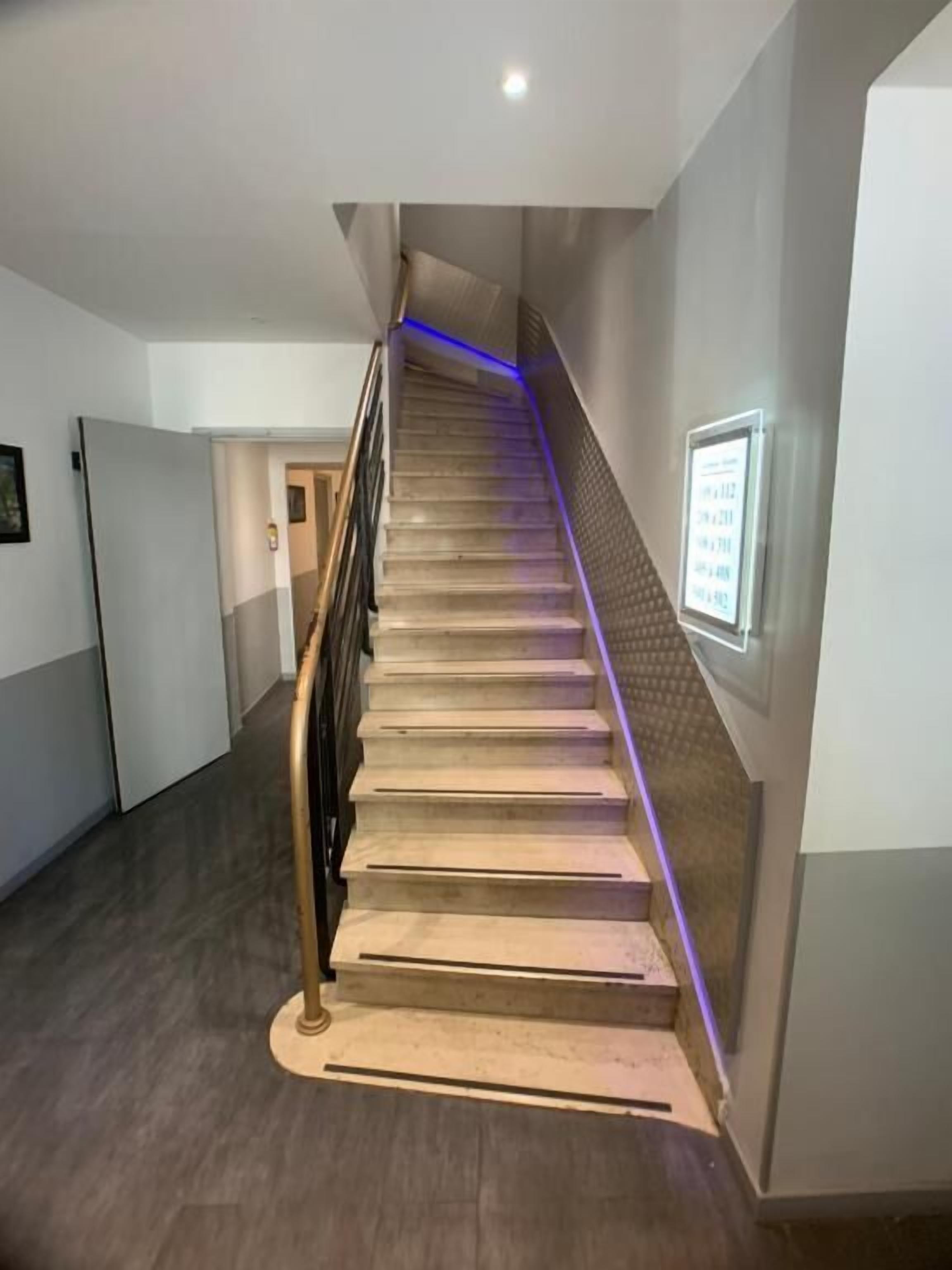 Economy dubbelrum (access by stairs, no elevator) | Värdeförvaringsskåp på rummet, skrivbord och mörkläggningsgardiner