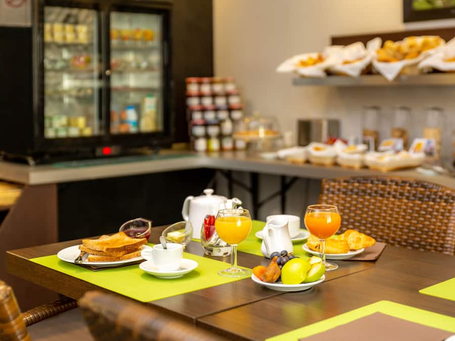 Frokostbuffé hver dag (EUR 9.5 per person)