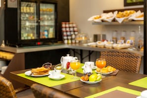 Daily buffet breakfast (EUR 9.5 per person) - Terminus Saint Charles (Marseille)