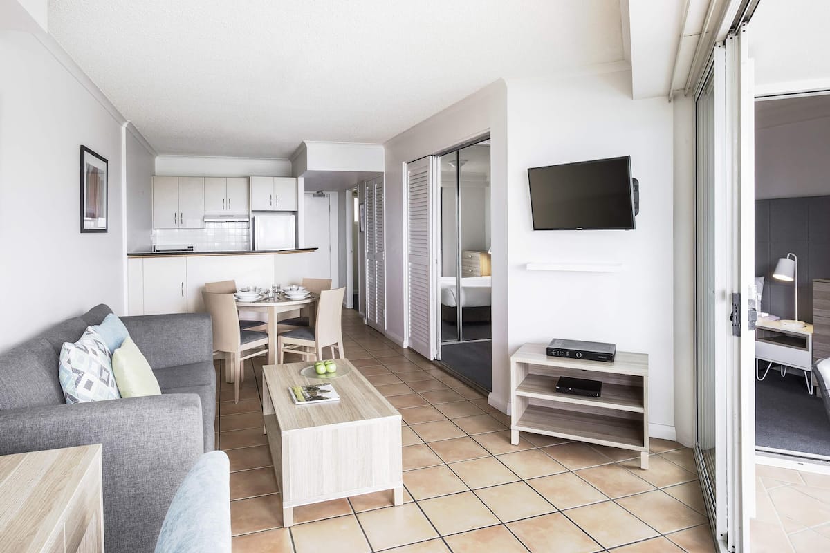 Silitysrauta/-lauta, Wi-Fi, vuodevaatteet