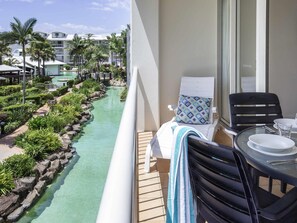 Tabla de planchar con plancha, wifi, ropa de cama