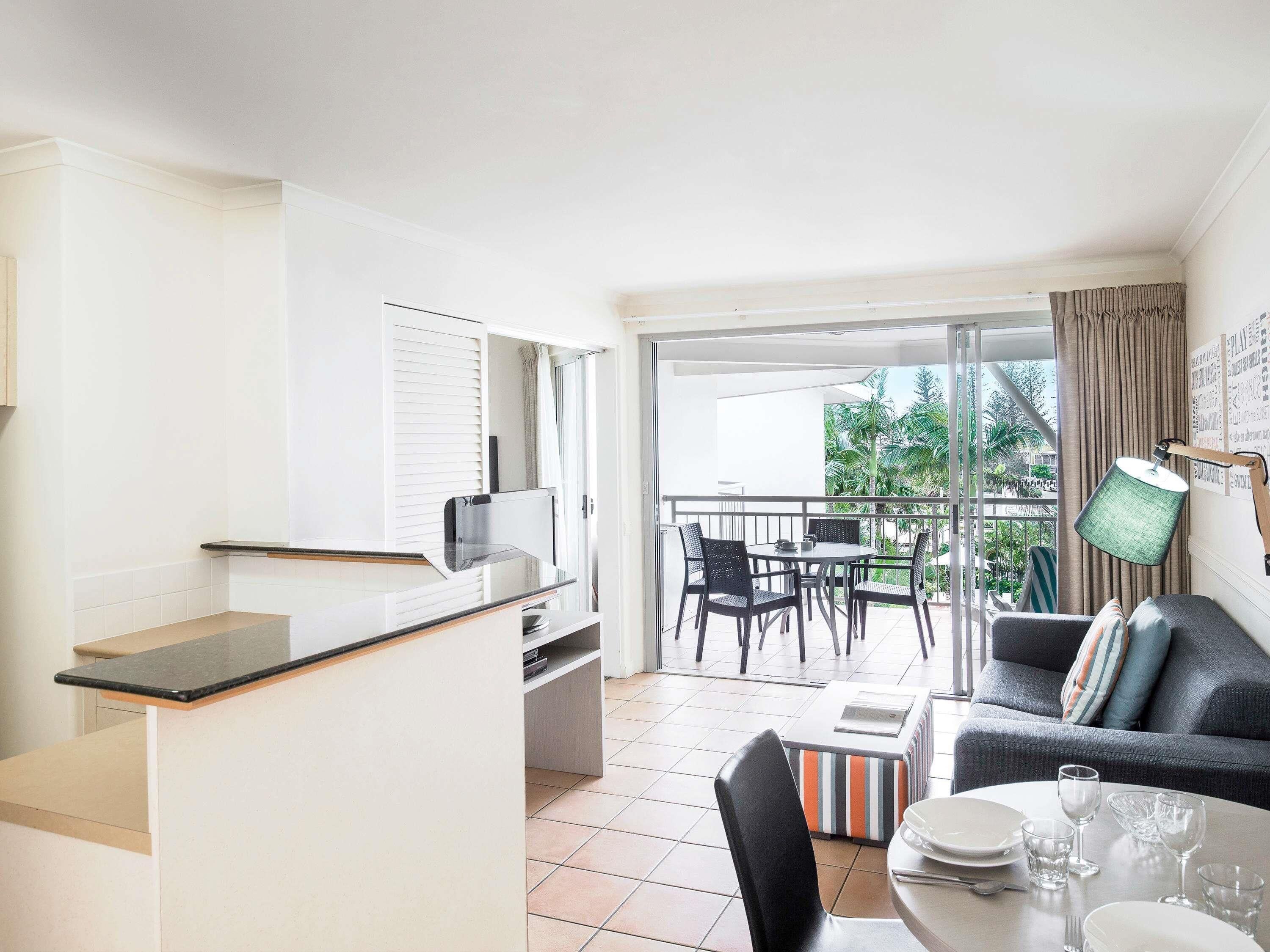 Huone, 1 makuuhuone, näköala uima-altaalle | Silitysrauta/-lauta, Wi-Fi, vuodevaatteet