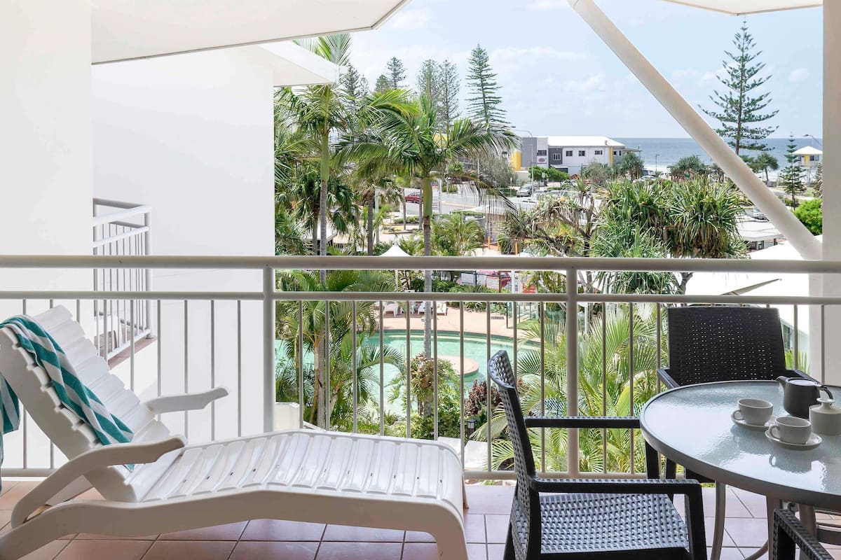 Quarto, 1 quarto, vista para a piscina | Ferros/tábuas de passar roupa, Wi-Fi (sobretaxa), roupa de cama