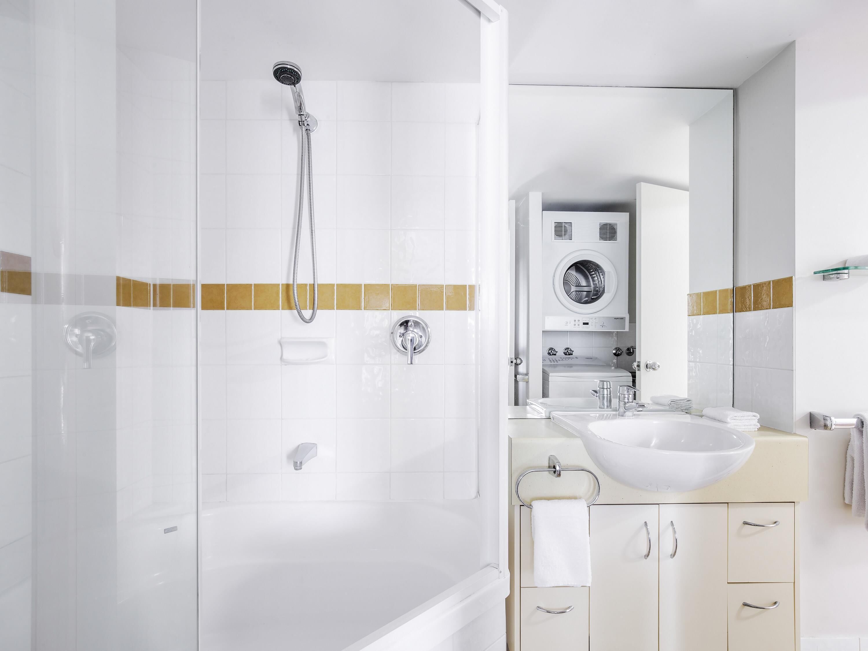 Strykejern/-brett, wi-fi (mot et tillegg) og sengetøy