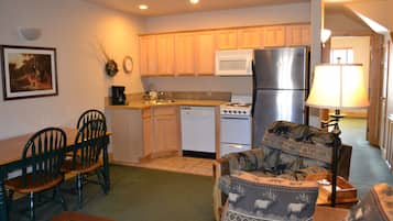 Premium Suite, Ensuite (2 Bedroom Deer Suite) No Pets | Private kitchen