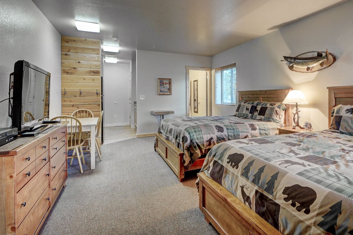 Double Room, Private Bathroom (Queen Kitchenette) | Bed sheets