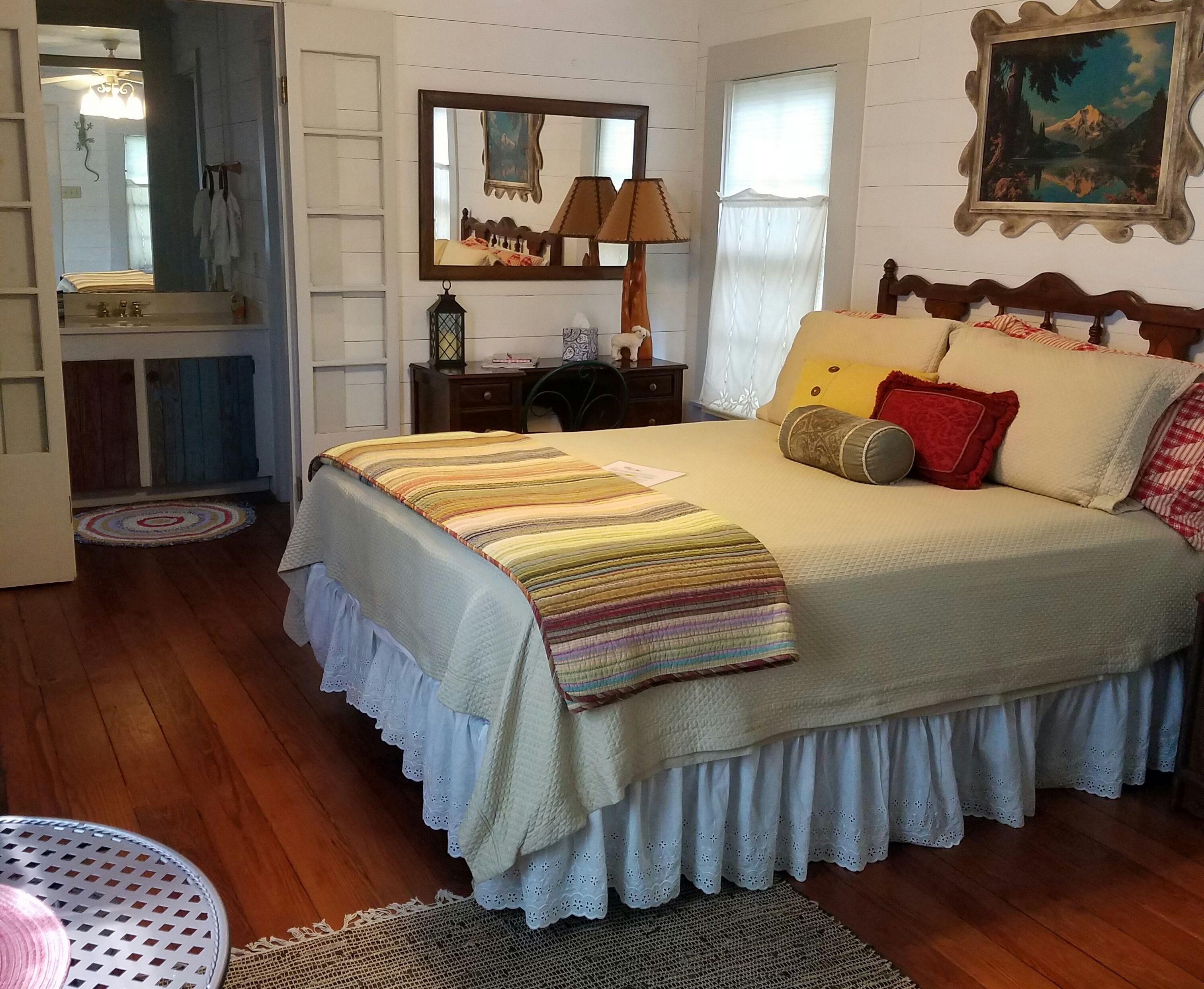 Cottage, Private Bathroom (09 Col. Richard Waterhouse room - Adjacent to the Main House Property) | Decoración personalizada, tabla de planchar con plancha y wifi gratis 