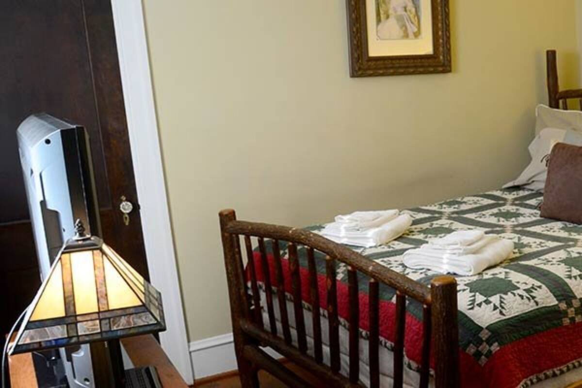 Room (Mims Suite) | Individually decorated, individually furnished, free WiFi, bed sheets