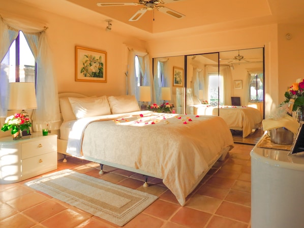 Habitación (Romantic King with Balcony) | Sábanas de algodón egipcio y ropa de cama de alta calidad 