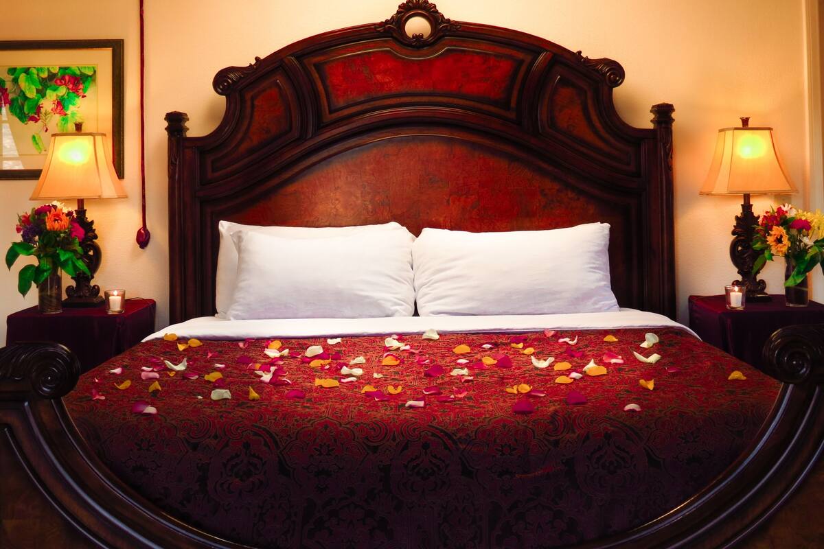 Egyptian cotton sheets, premium bedding, iron/ironing board (on request)