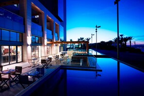2 restaurants; breakfast, lunch, dinner and brunch served 