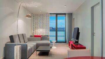 Suite Premium, 1 trÚs grand lit, niveau Exécutif (executive level) | Salle de séjour | Télévisions à écran plasma