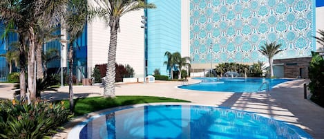 Piscine extérieure, parasols de plage, chaises longues