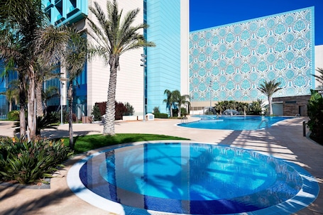 Piscina externa, guarda-sóis, espreguiçadeiras