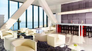 Sert le petit déjeuner, le déjeuner et le dßner