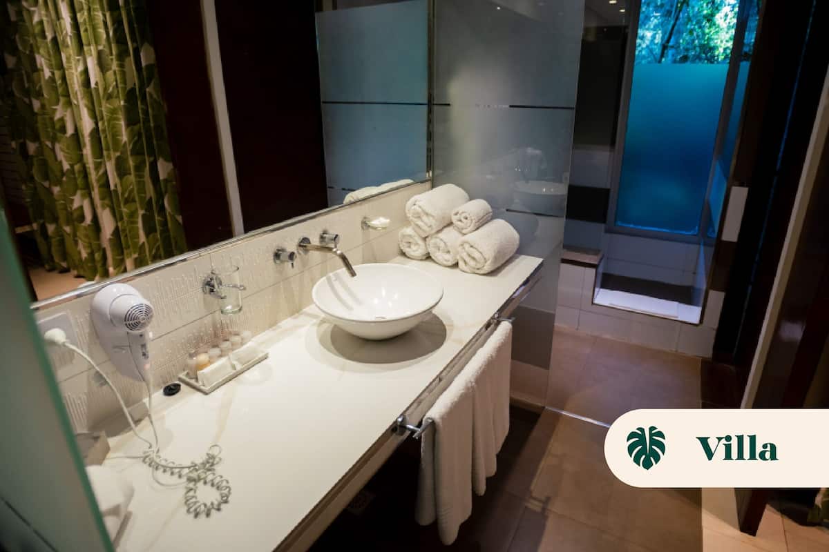 villa | bathroom | free toiletries, hair dryer, bidet, towels