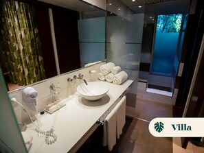 Villa | Badezimmer | Kostenlose Toilettenartikel, Haartrockner, Bidet, Handtücher