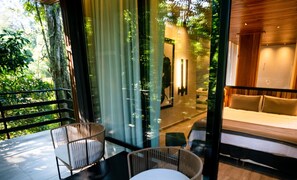 Minibar, in-room safe, desk, blackout curtains - La Reserva Virgin Lodge (Puerto Iguazú)
