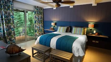 Minibar, vÀrdeförvaringsskÄp pÄ rummet och skrivbord