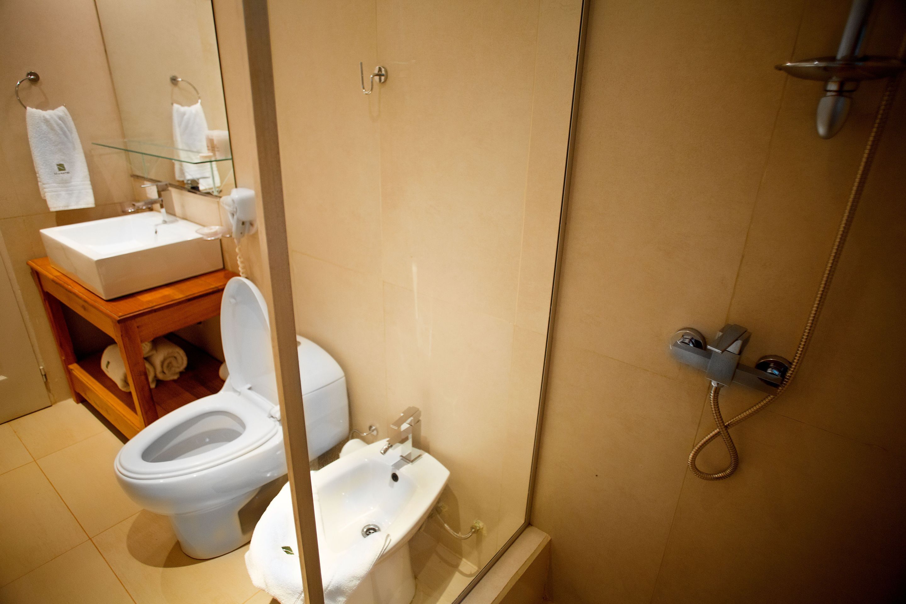 Une salle de bain comprenant des toilettes, un lavabo et une douche.