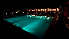 2 outdoor pools