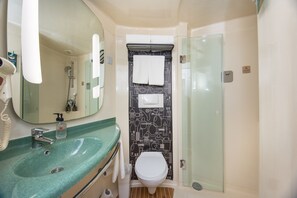Shower, eco-friendly toiletries, hair dryer, towels - ibis Shanghai Lianyang (Shanghai)