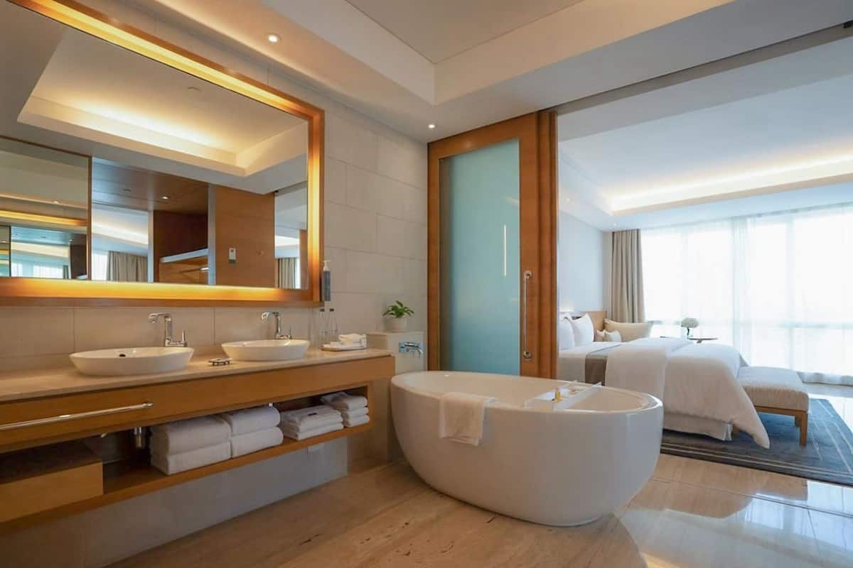 executive suite, 1 bedroom, non smoking | bathroom | separate bathtub and shower, deep-soaking bathtub, free toiletries
