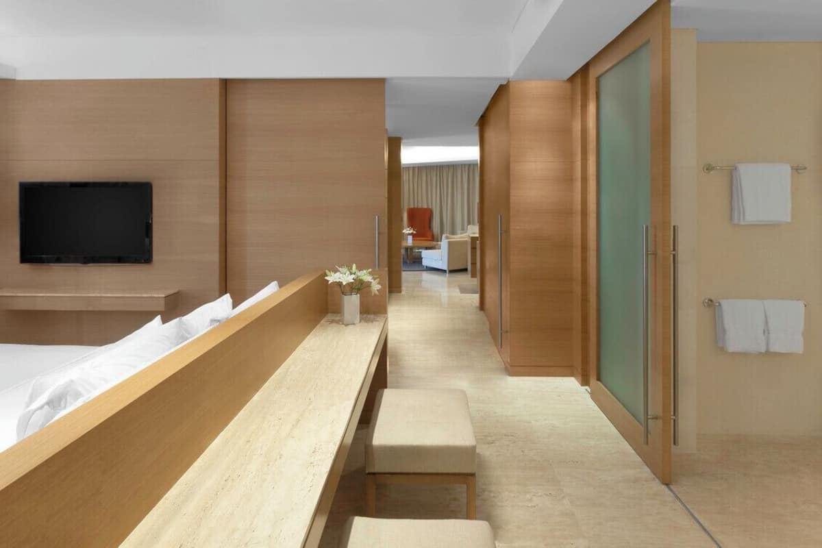 suite, 1 king bed, non smoking | 1 bedroom, premium bedding, down duvets, select comfort beds