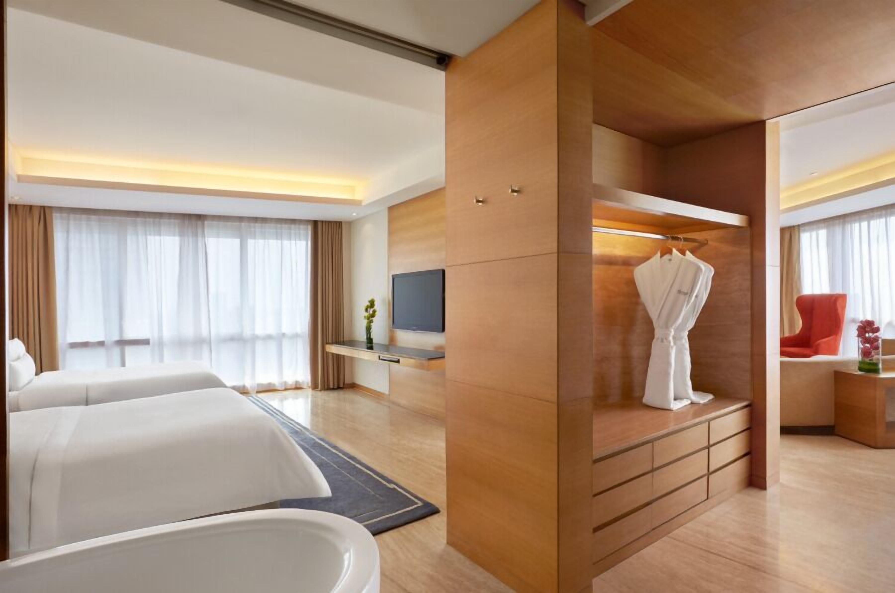 executive suite, 2 double beds | bathroom | separate bathtub and shower, deep-soaking bathtub, free toiletries