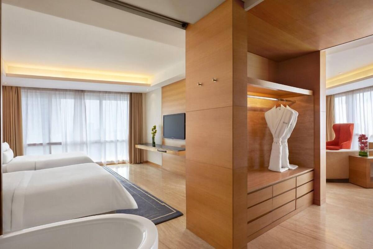 executive suite, 2 double beds | bathroom | separate bathtub and shower, deep-soaking bathtub, free toiletries