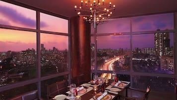 3 restaurants, breakfast served