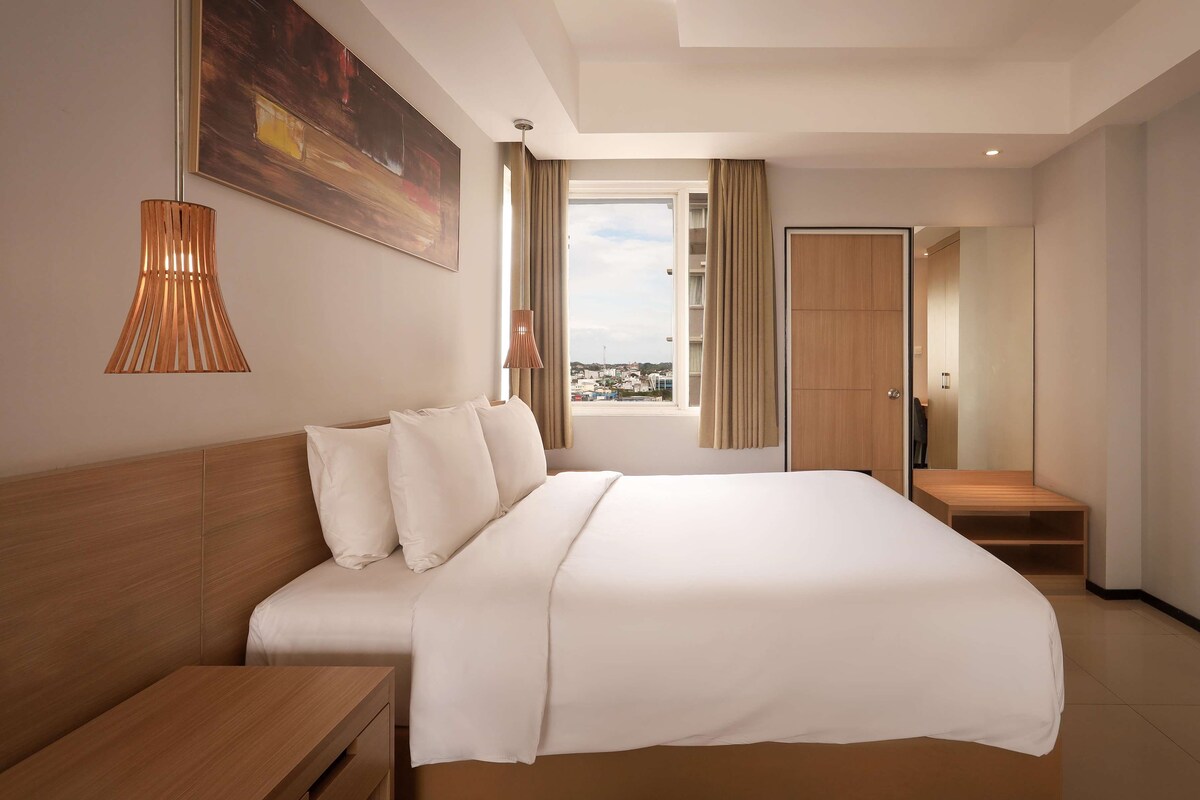 Executive Room, 1 Queen Bed | In-room safe, desk, blackout curtains, soundproofing