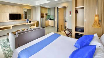 Deluxe Room, 1 Queen Bed | In-room safe, desk, blackout drapes, soundproofing