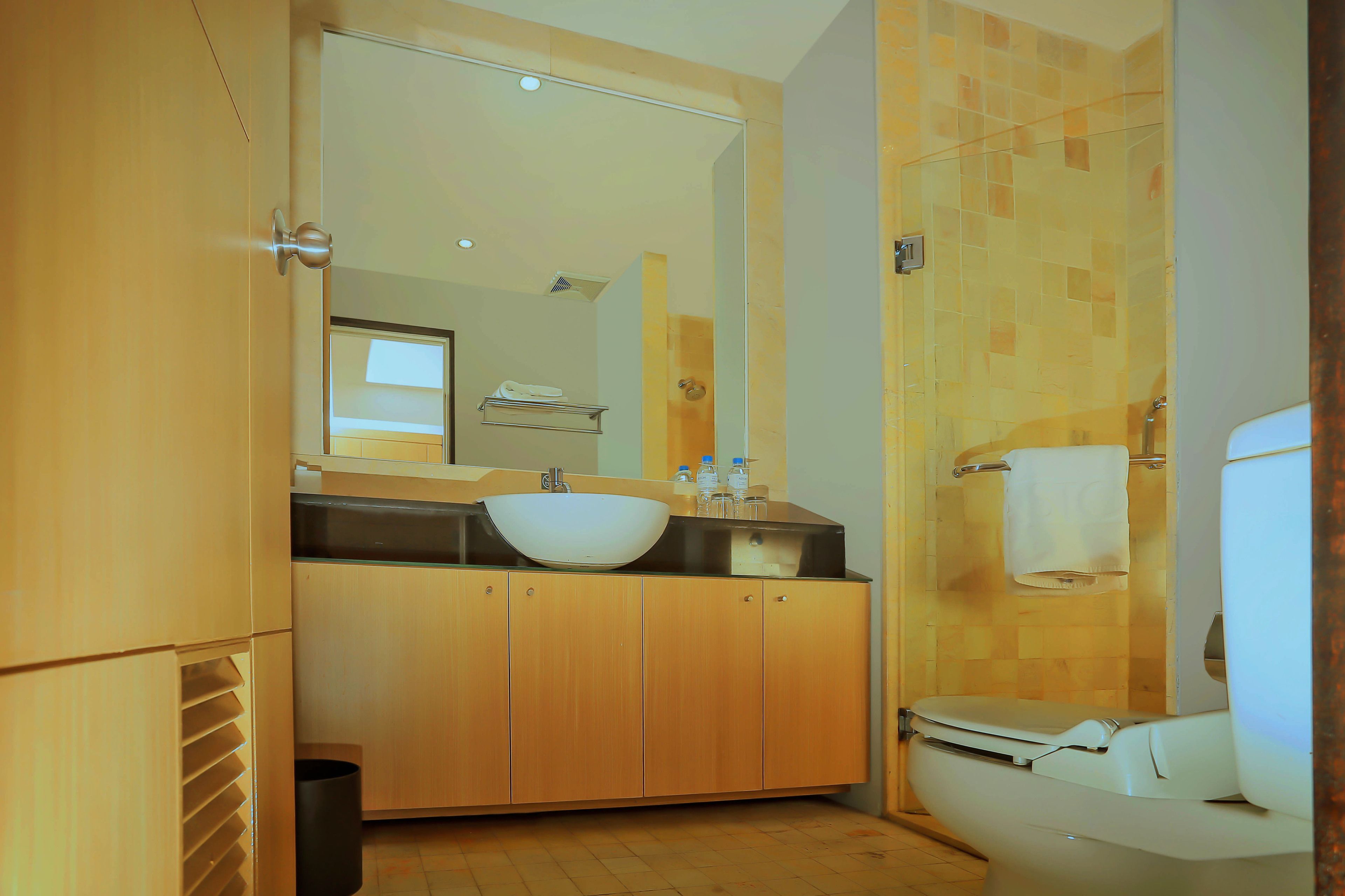 Ein Badezimmer mit Waschbecken, Spiegel und Toilette.