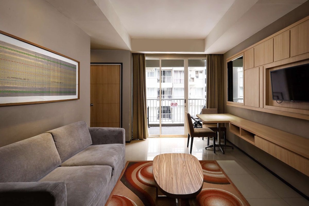 Junior Suite, Multiple Beds | Living room | 32-inch LCD TV with satellite channels, TV