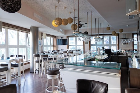 2 bares, bar junto a la piscina